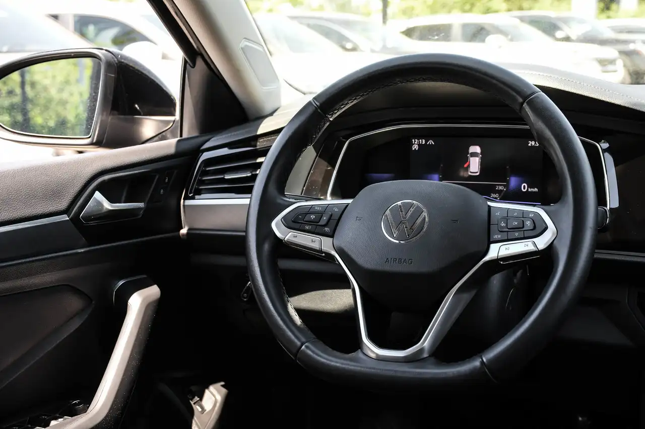 Volkswagen Jetta снимка Volkswagen Jetta