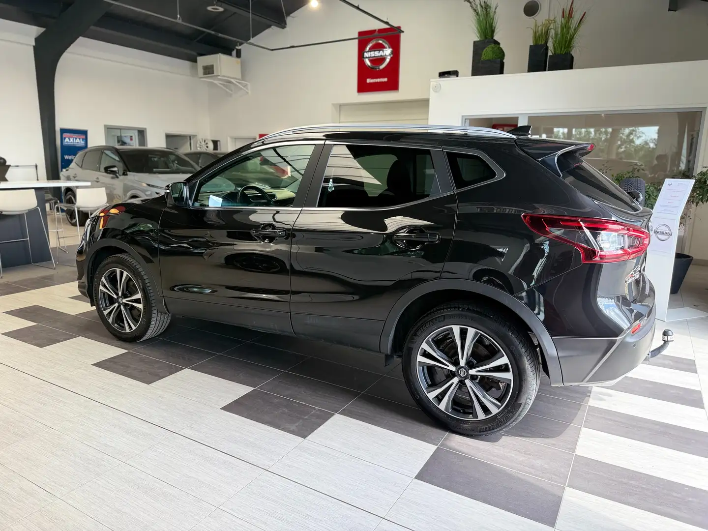 Nissan Qashqai Qashqai 1.3 DIG-T N-Connecta Zwart - 2