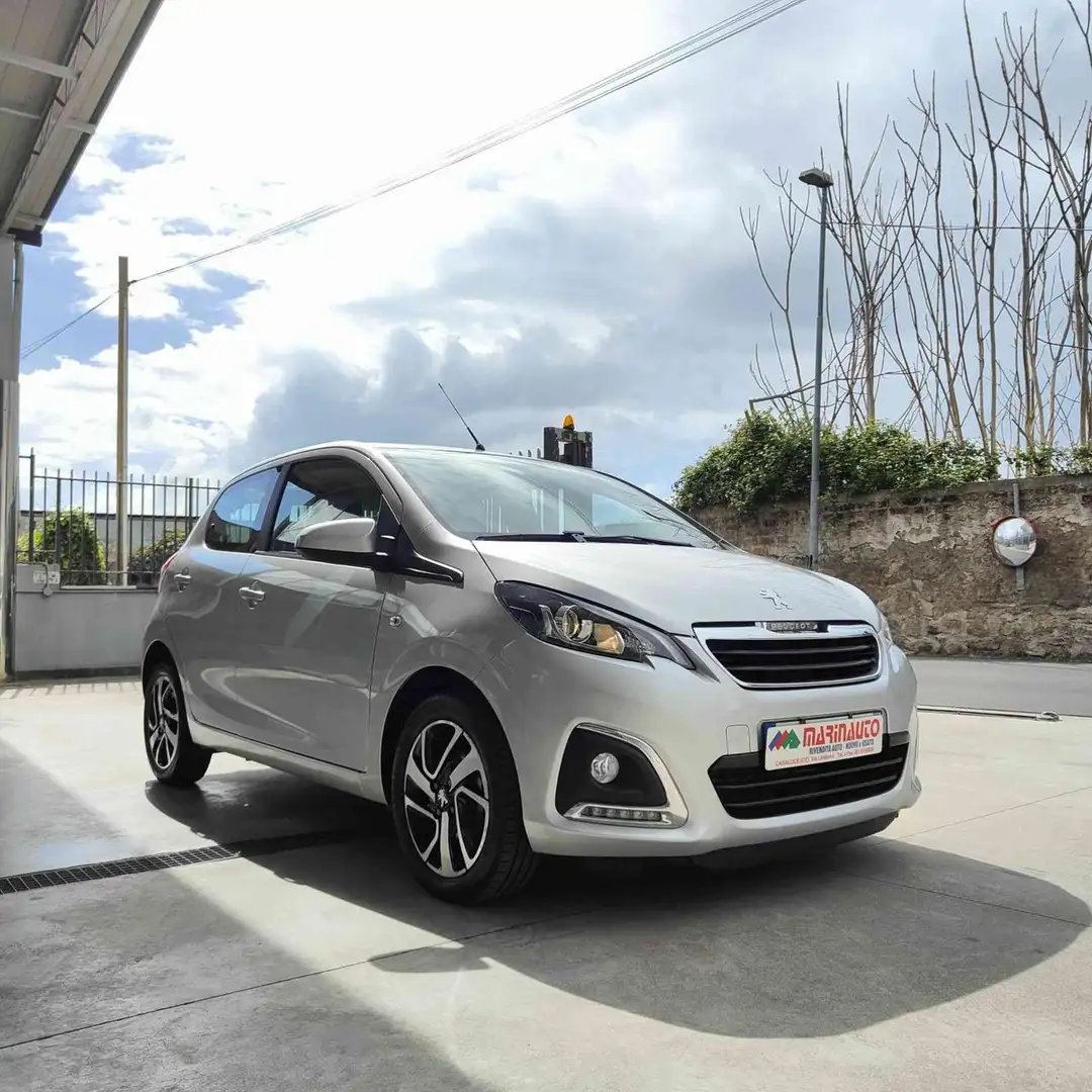 Peugeot 108 VTi 72 S&S 5 porte Allure Grijs - 2