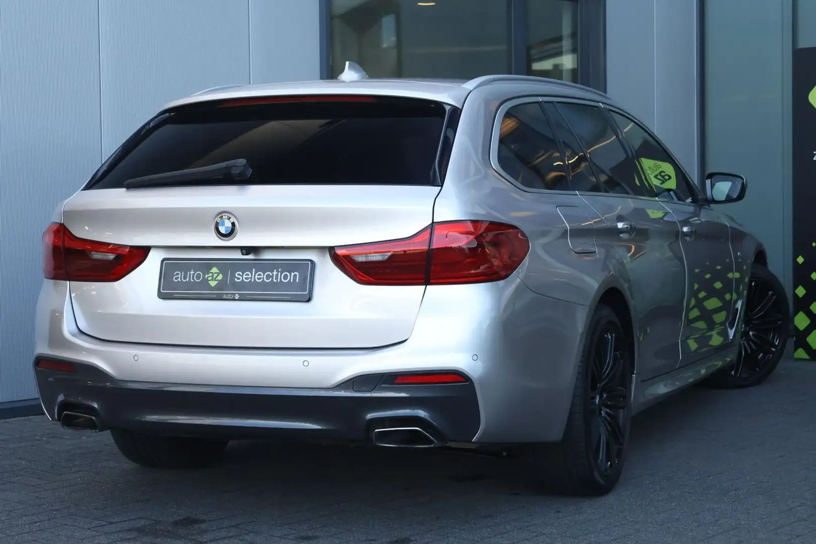 BMW 540 5-serie Touring 540i xDrive High Executive / Grau - 2