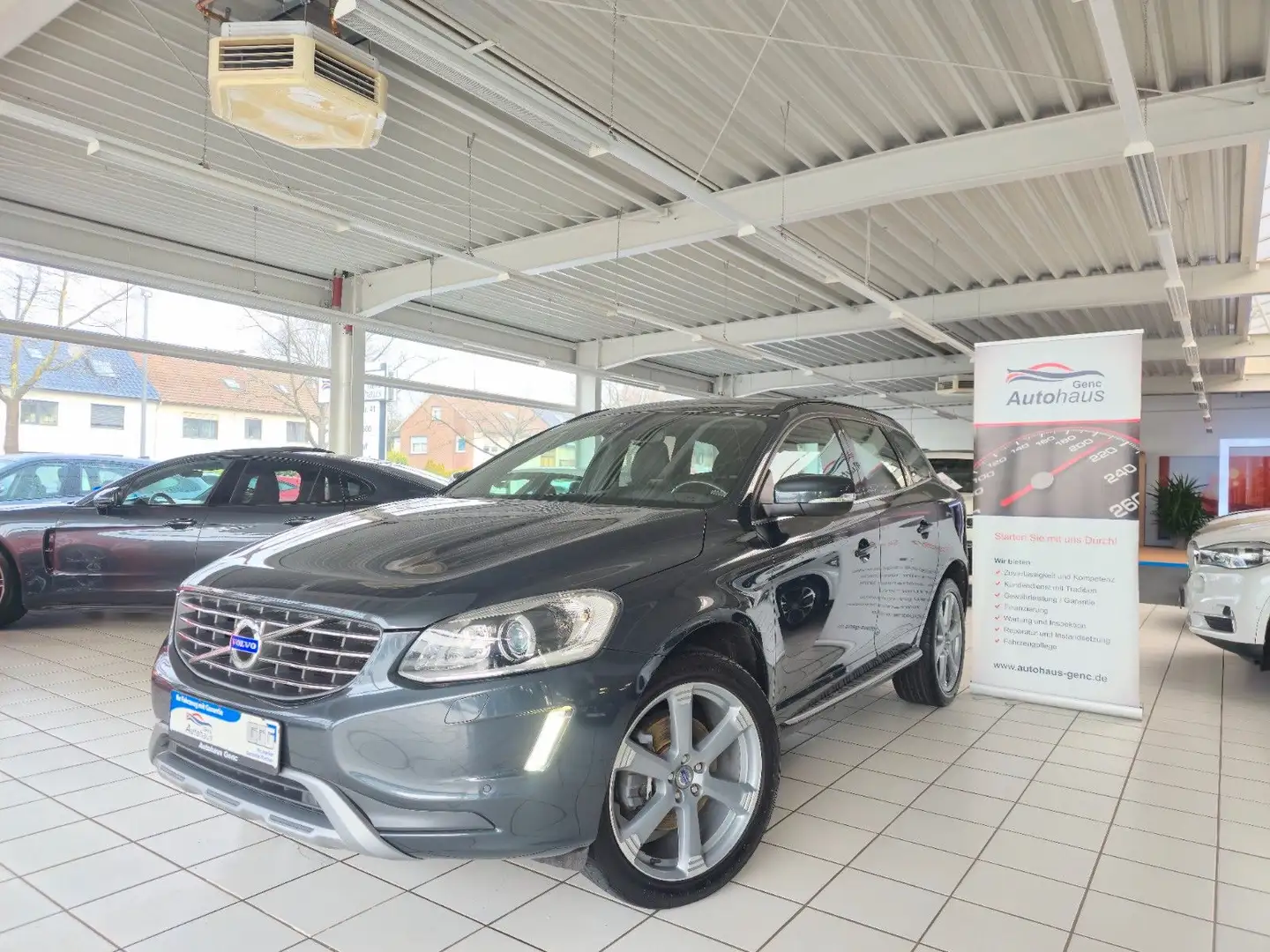 Volvo XC60 Momentum AWD Automatik Kamera Grau - 1