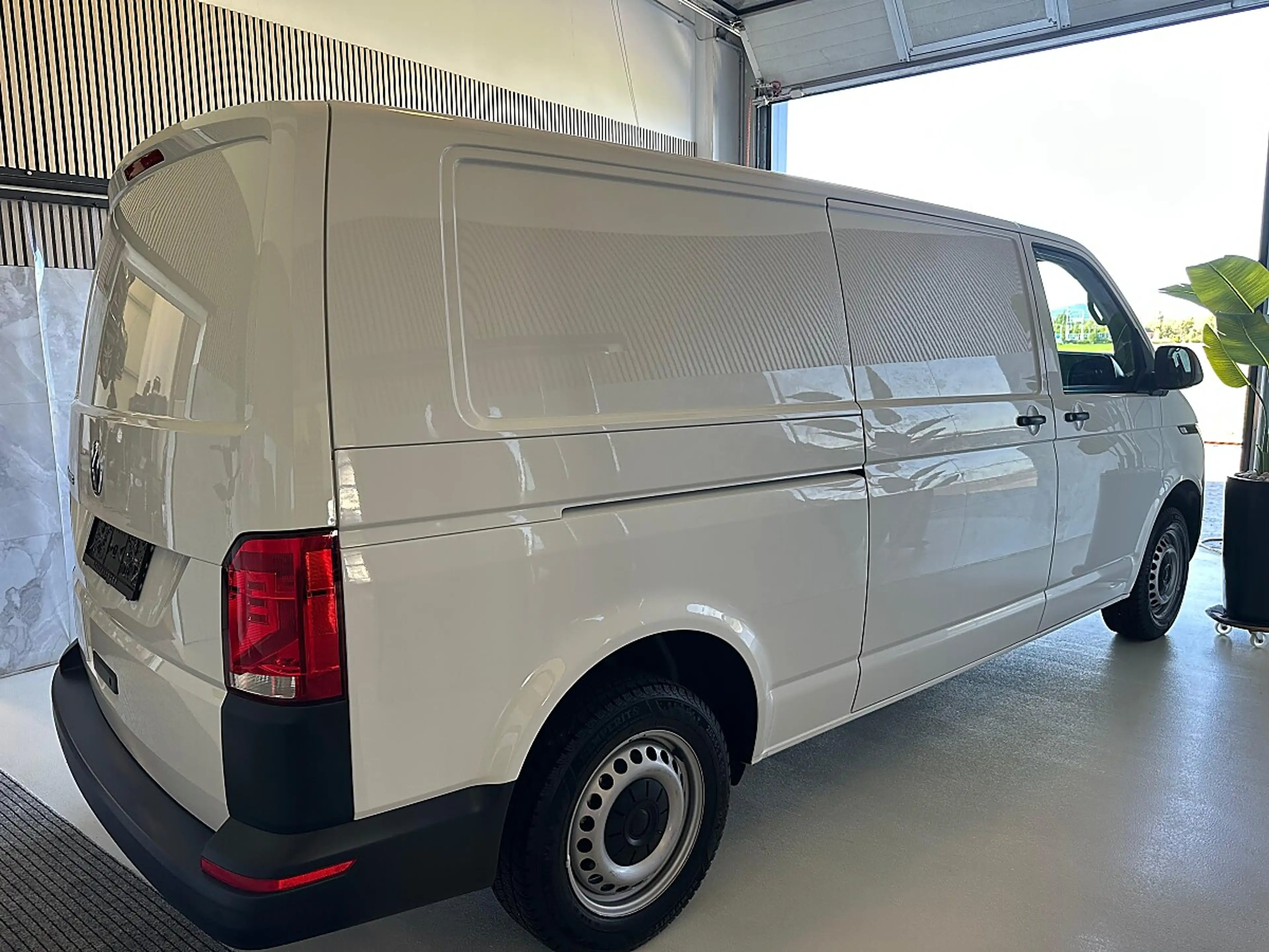 Volkswagen T6.1 Transporter LR HK 2,0 TDI Multifunktionslenkrad, Rückfahrka... — photo 4