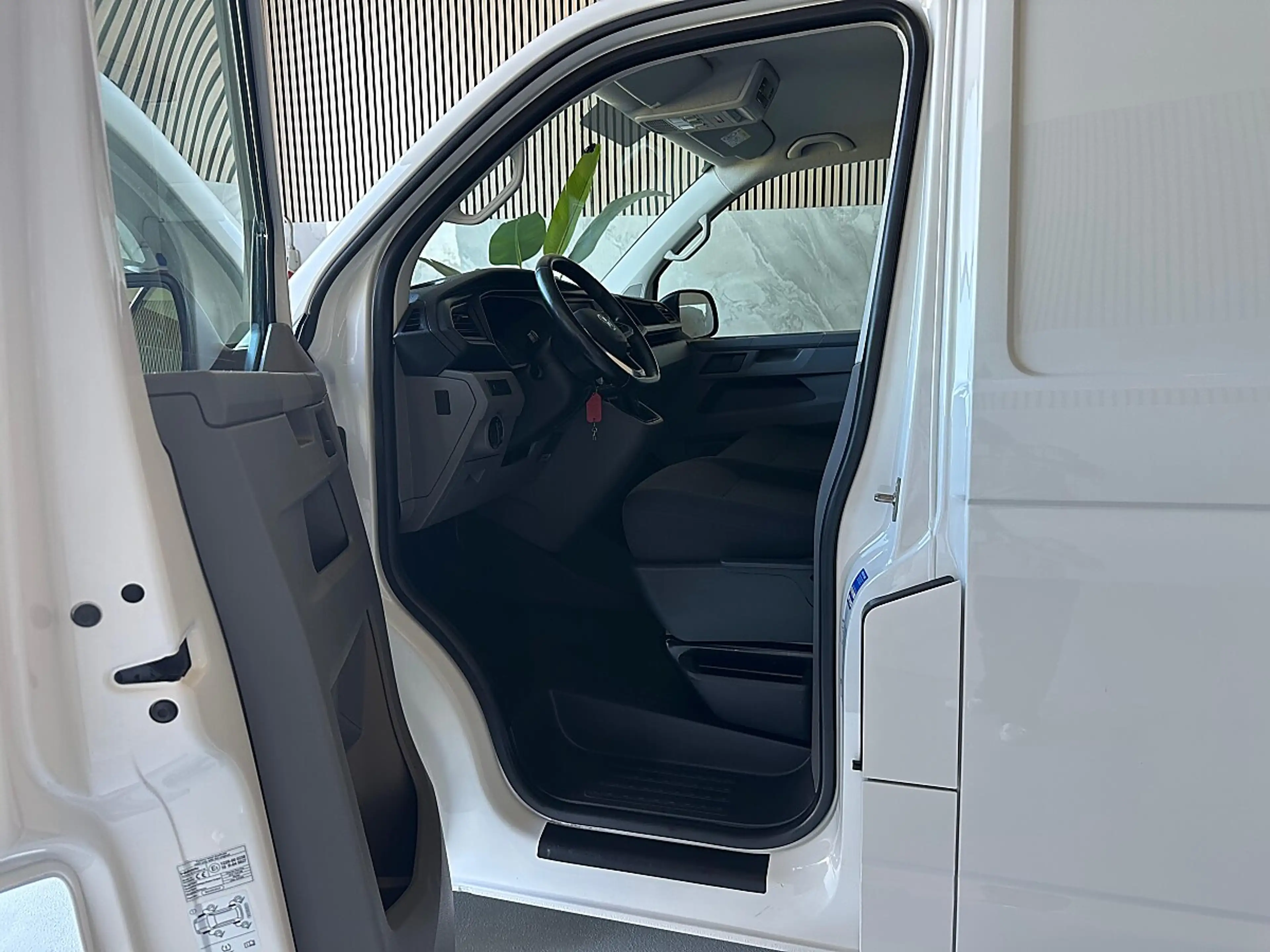 Volkswagen T6.1 Transporter LR HK 2,0 TDI Multifunktionslenkrad, Rückfahrka... — photo 7