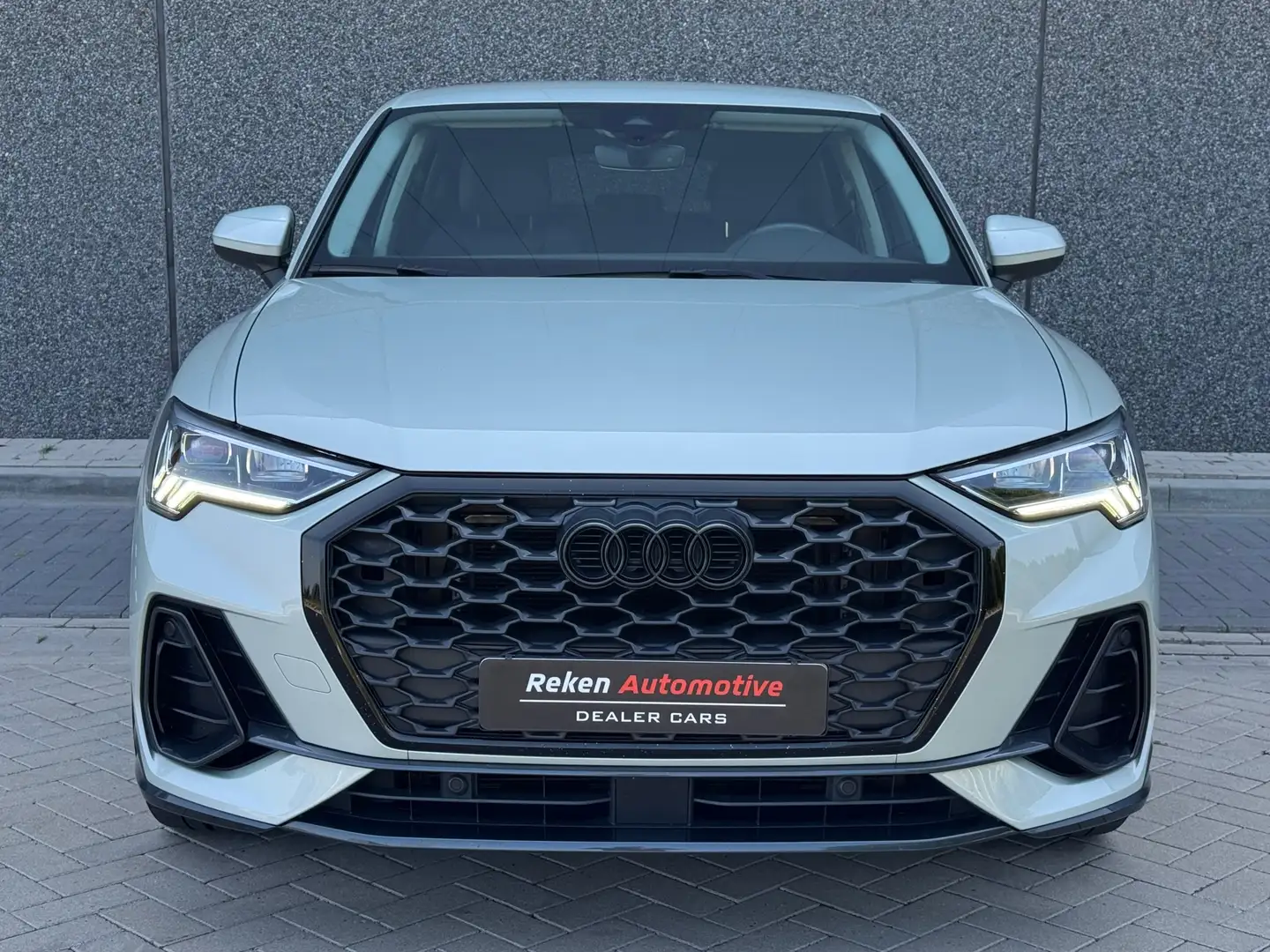 Audi Q3 Sportback 35 TFSI S-line Acc Alcantara Sfeerverlic Grijs - 2