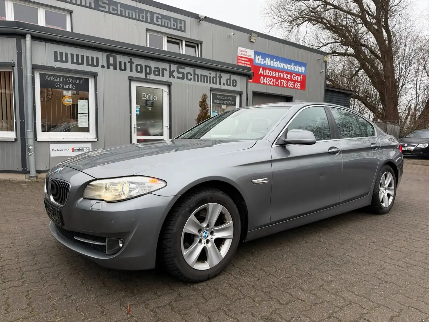 BMW 523 i Lim. AHK°PDC°NAVI°XENON°SZHG°TEMP°8xBEREIFT Grau - 1