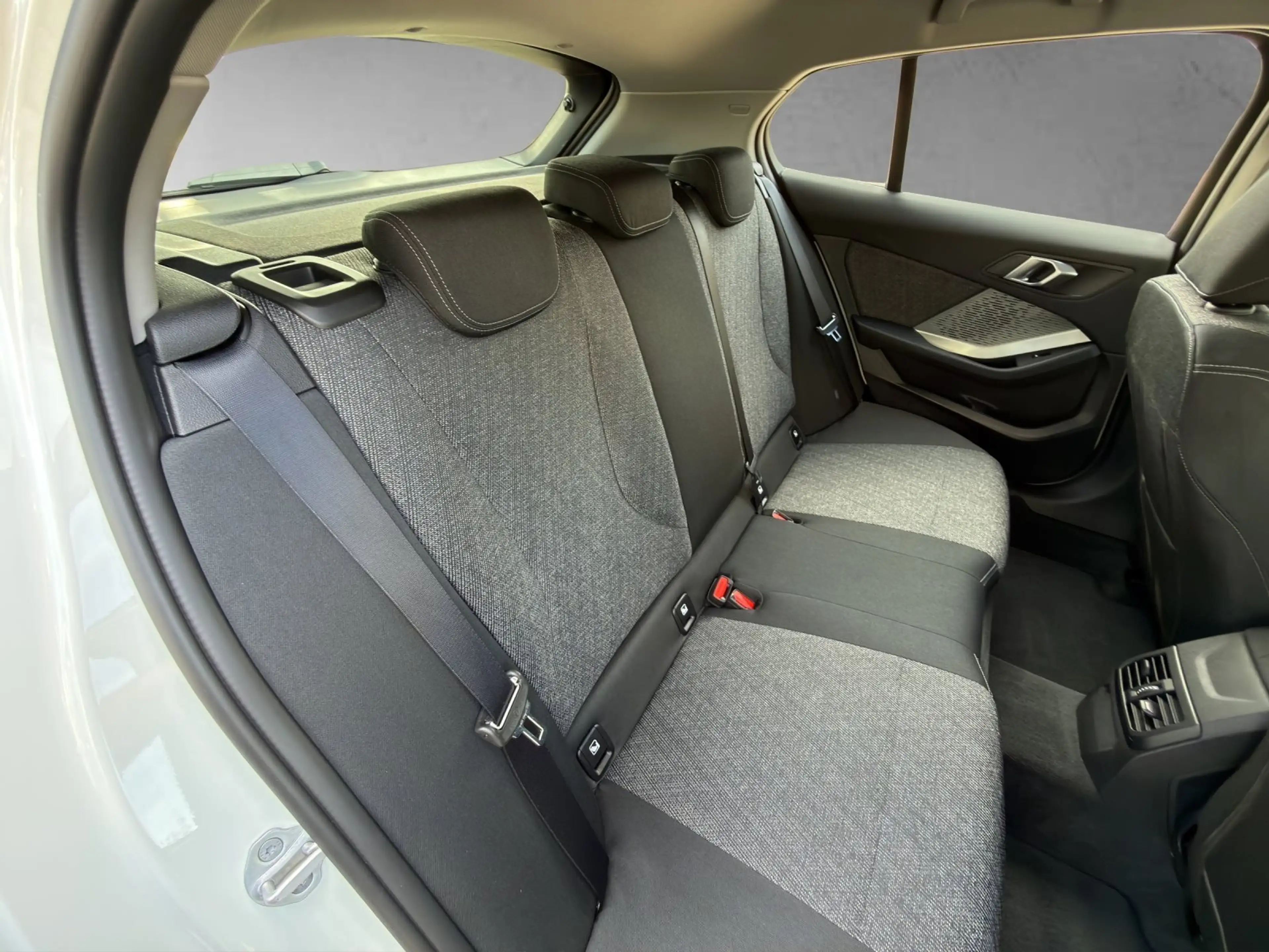 BMW 118 d RFK Sitzhzg Navi Klimaautomatik — photo 14