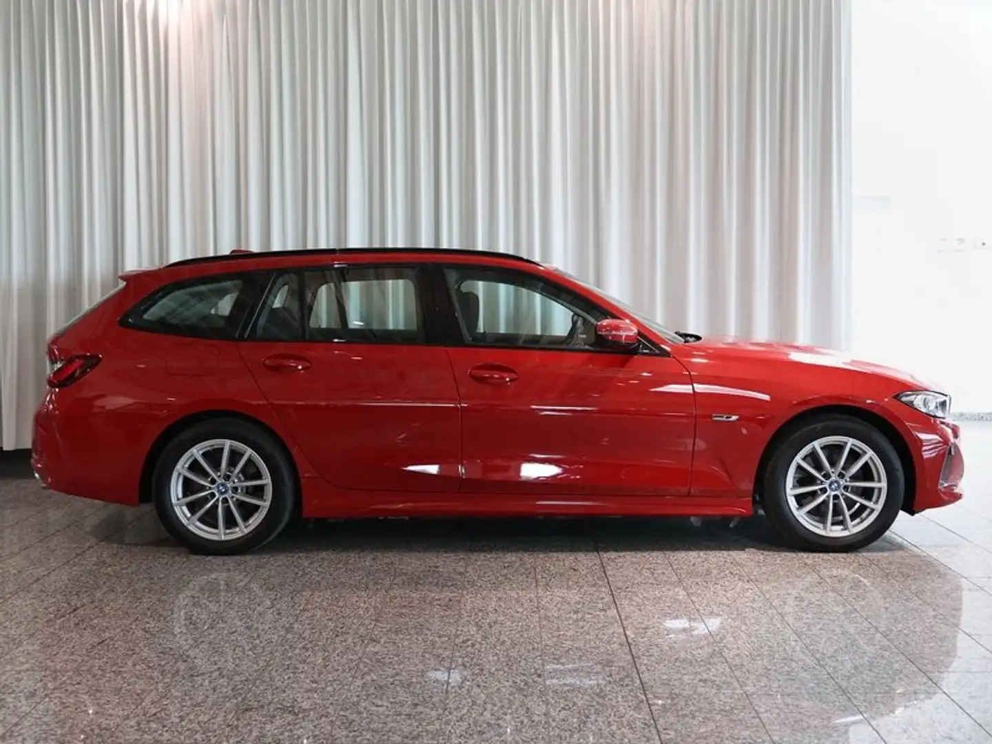 BMW 320 e Tour. Memo. AHK RFK LED ACC Rot - 2