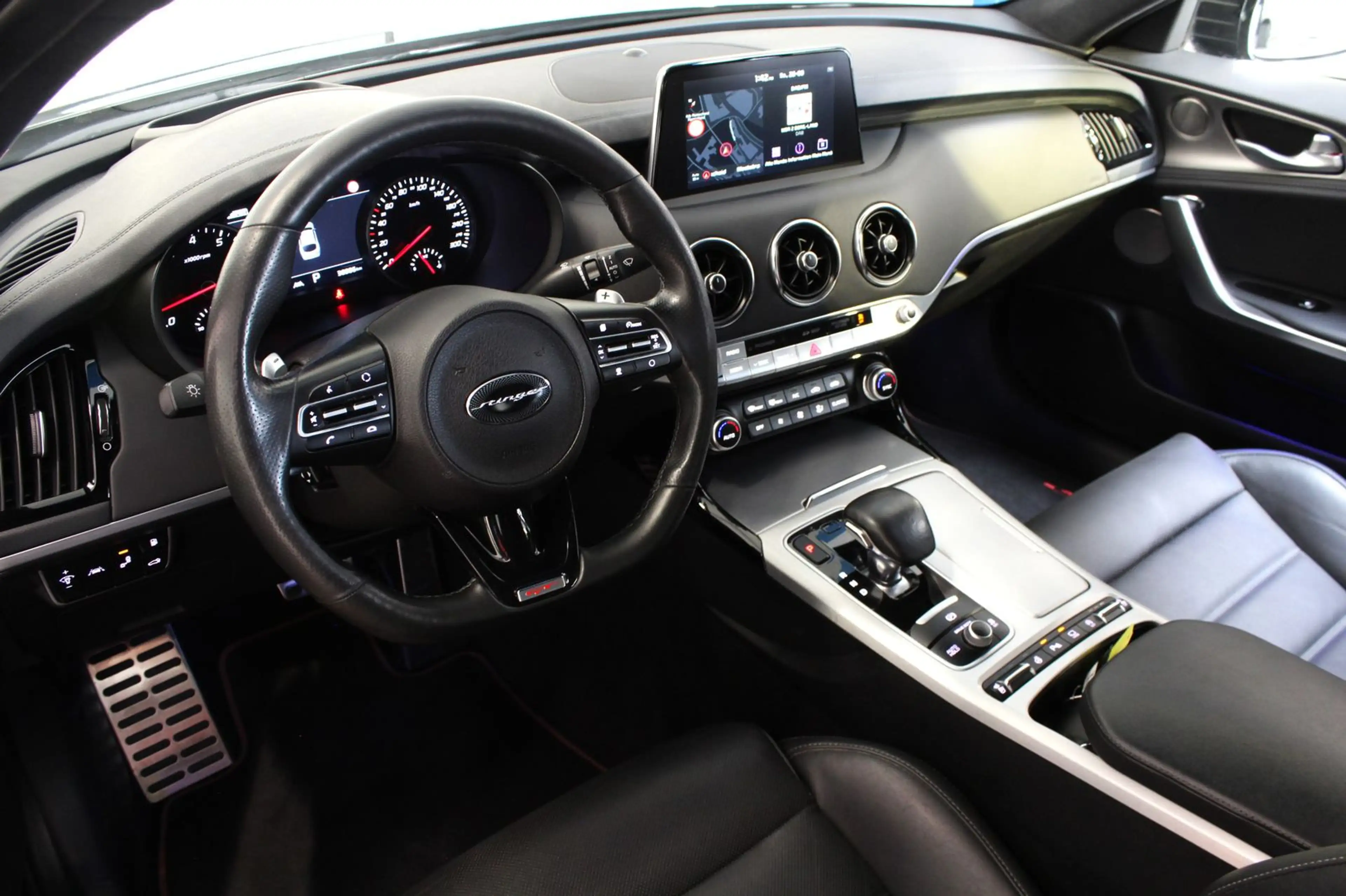 Kia Stinger GT 3.3 V6 T-GDI 4WD*LEDER*MEMORY*H&K*360 — photo 10