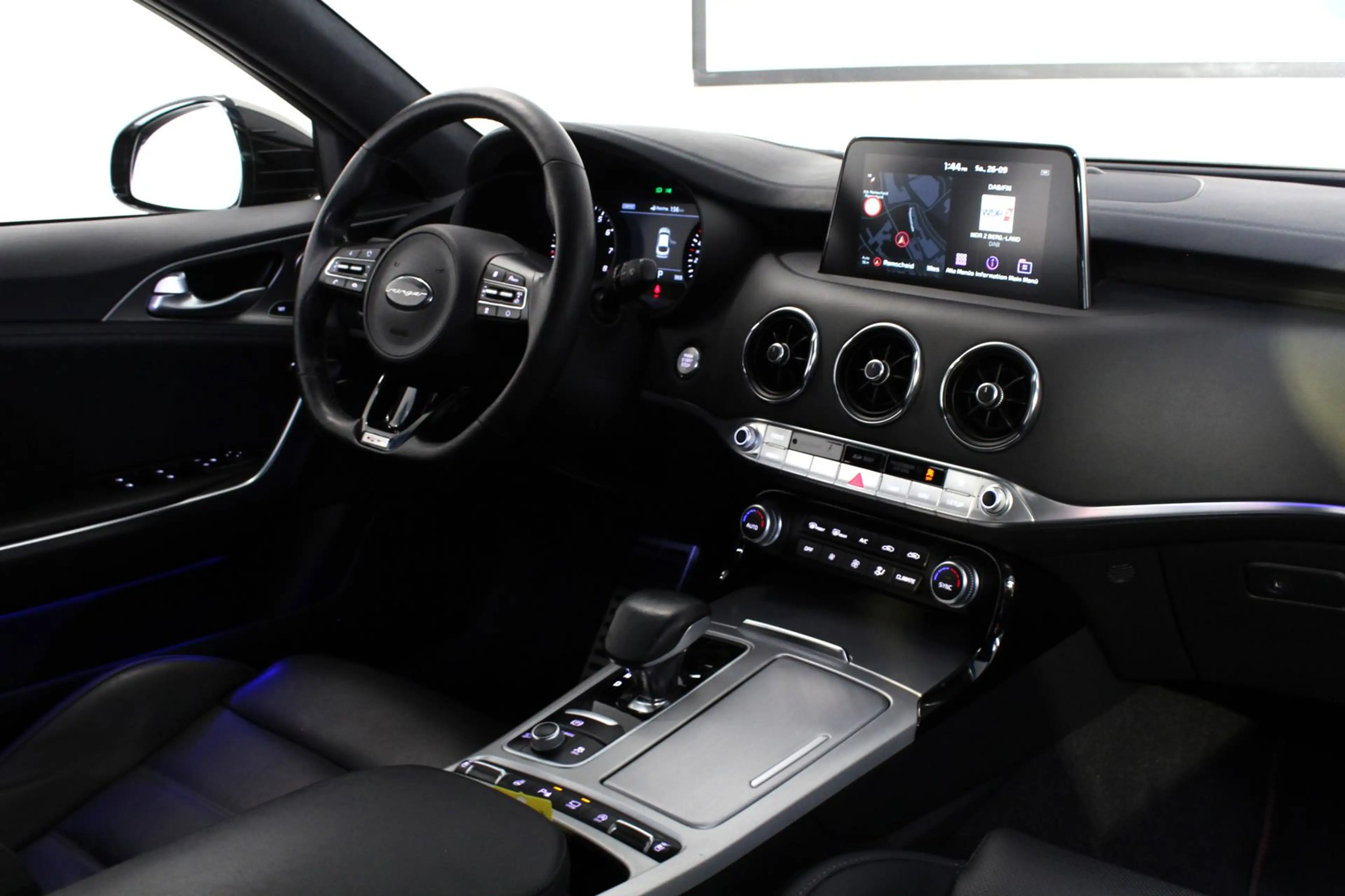 Kia Stinger GT 3.3 V6 T-GDI 4WD*LEDER*MEMORY*H&K*360 — photo 12