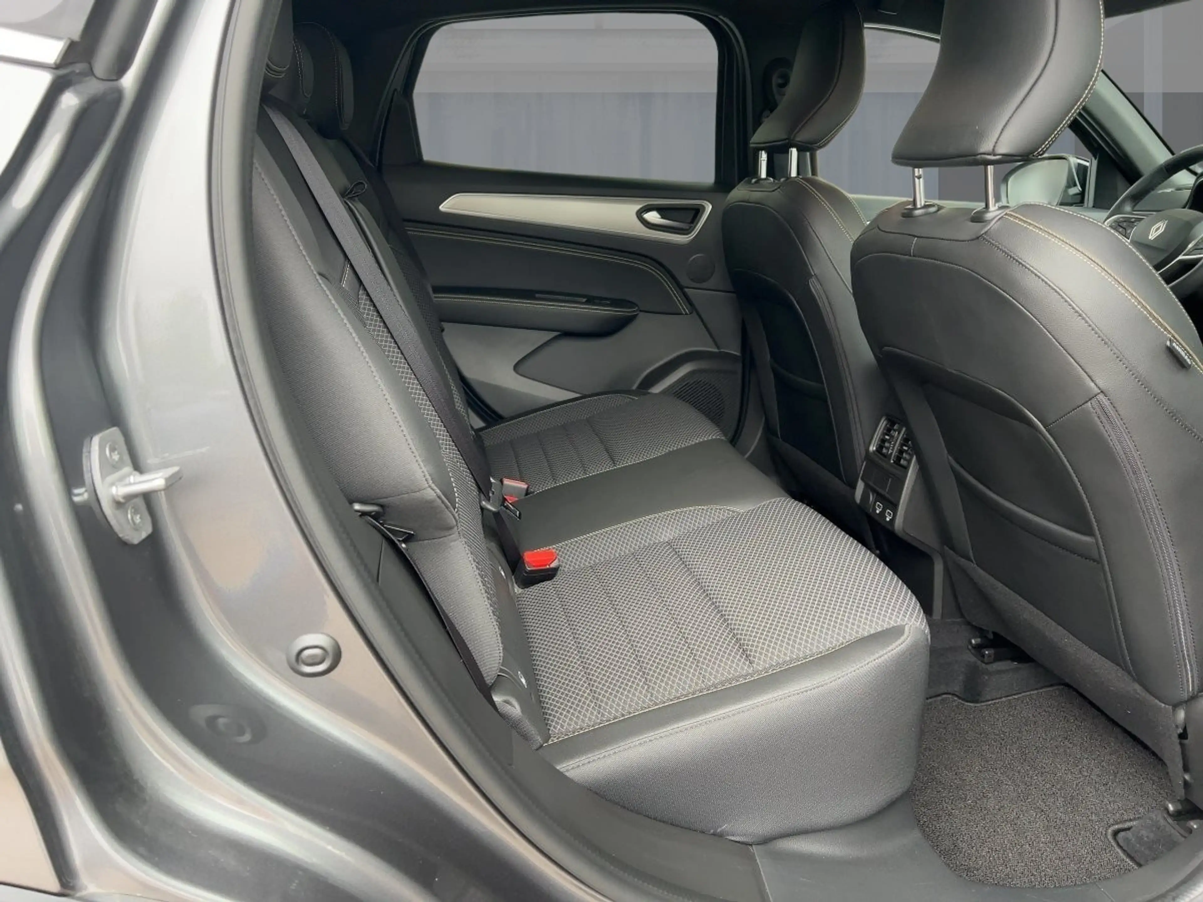 Renault Arkana TECHNO Mild Hybrid 140 EDC Apple CarPlay BT — photo 9
