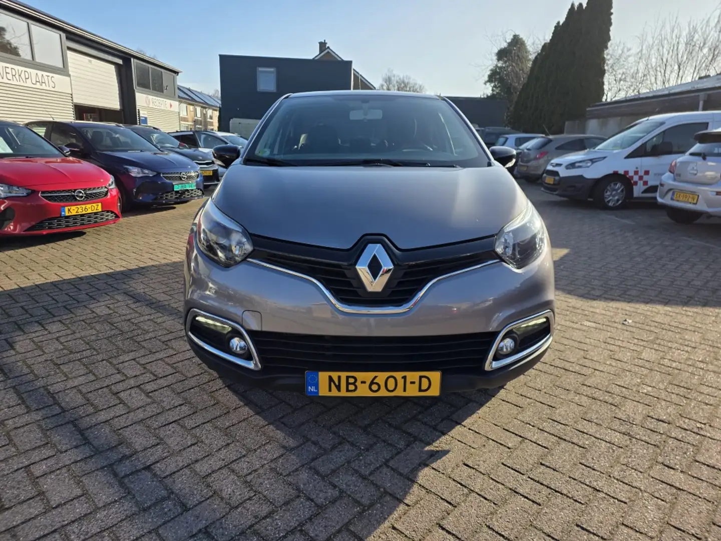Renault Captur 0.9 TCe Limited, navi, airco. Grau - 2