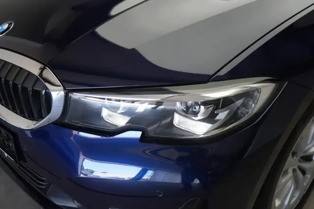 BMW 3 Series view 11