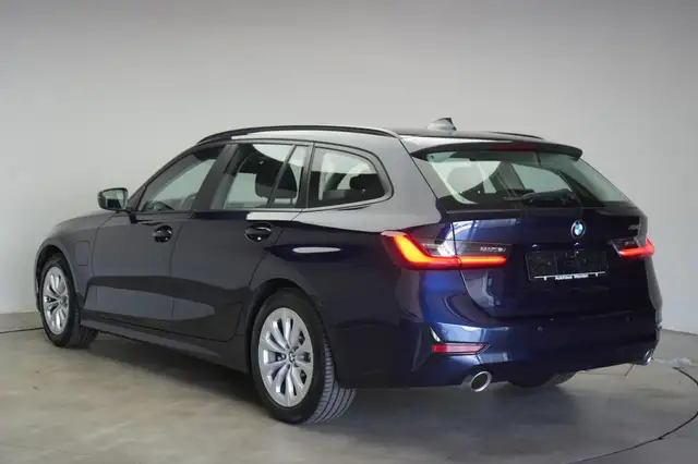 BMW 3 Series view 4