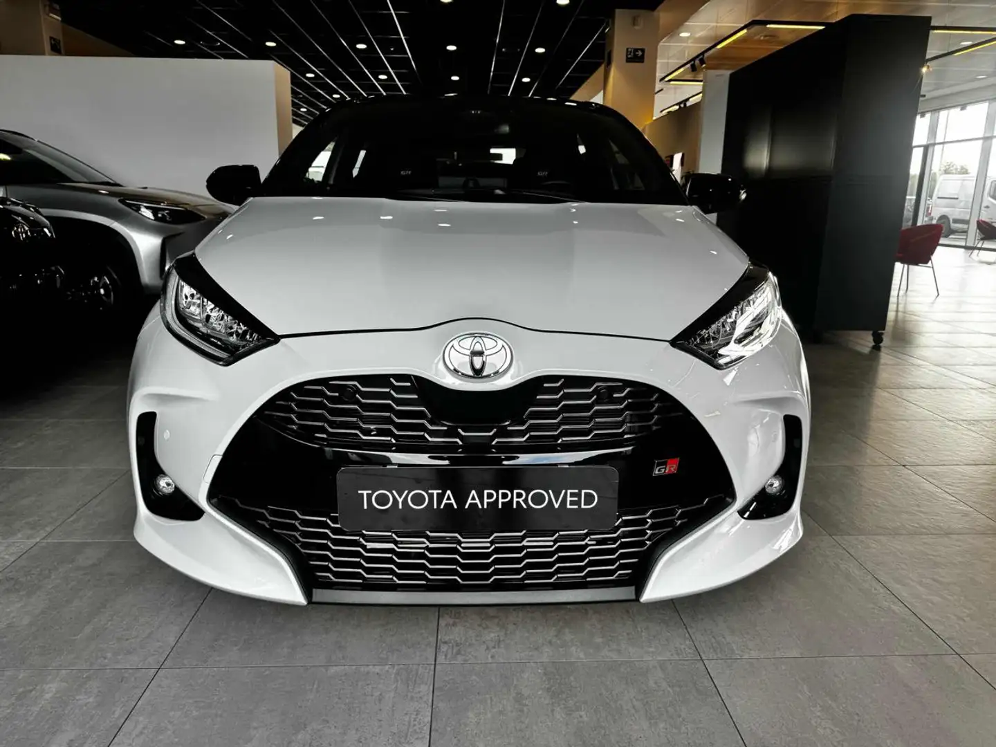 Toyota Yaris YARIS GR SPORT 1.5 HYBRID 130 Wit - 2