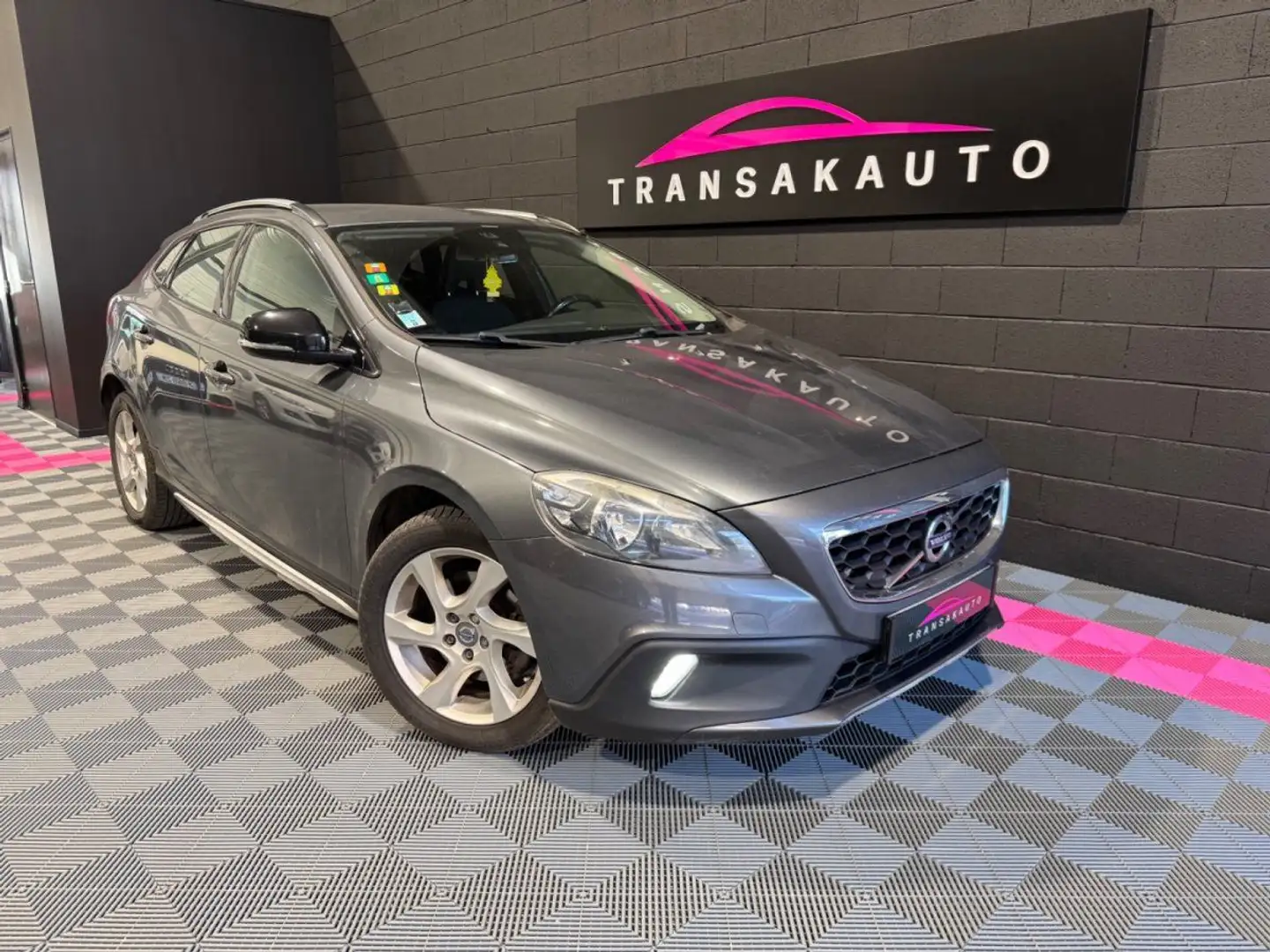 Volvo V40 CROSS COUNTRY BUSINESS D2 115 Momentum Business Gris - 1