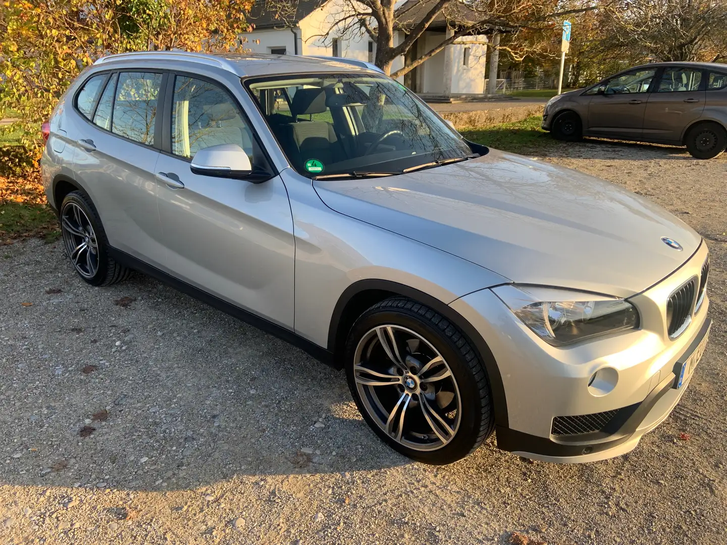 BMW X1 X1 sDrive18i Aut. Advantage Paket Plus Silber - 1