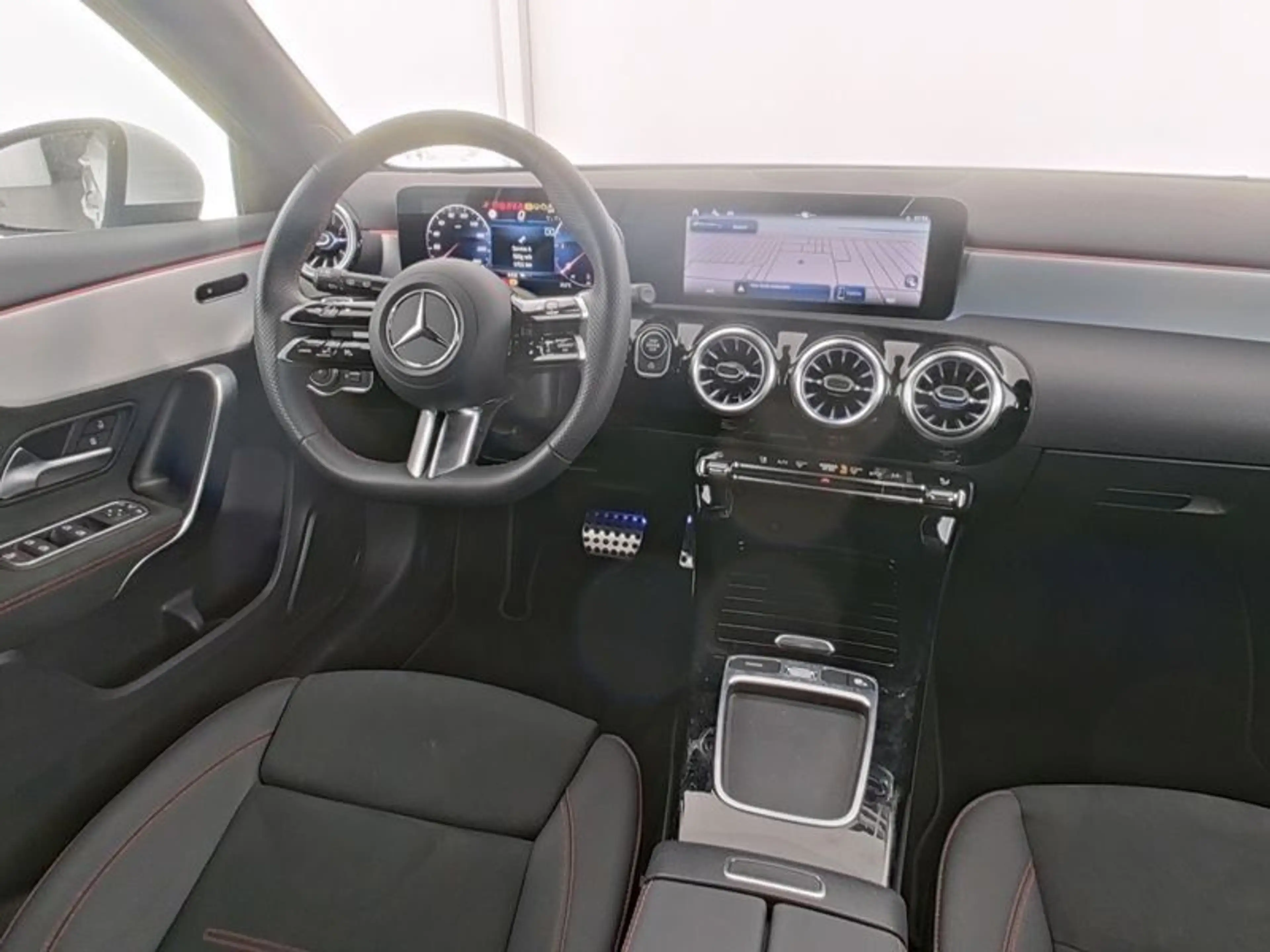 Mercedes-Benz A 200 d Edition AMG Kamera Distro 360° AHK Totw — photo 5
