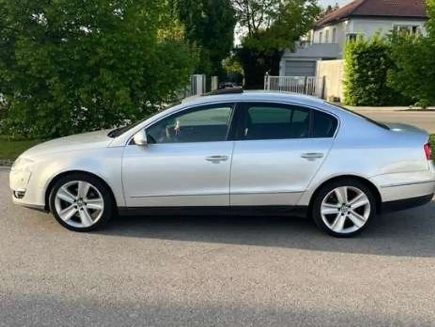 Volkswagen Passat Passat Business 2,0 TDI DPF 4Motion Silber - 1
