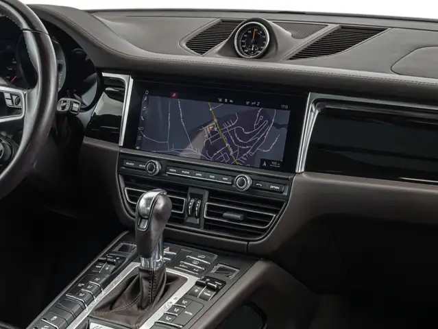 Porsche Macan view 10