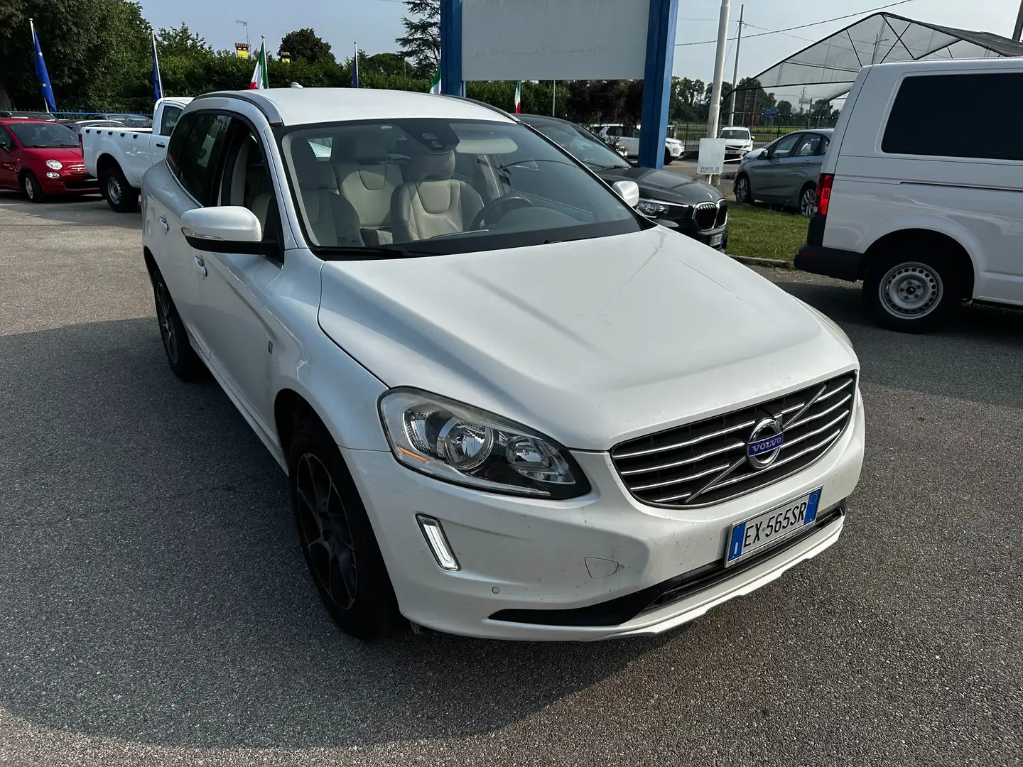 Volvo XC60 XC60 2.0 d4 Momentum 181cv geartronic EX565SR Bianco - 2