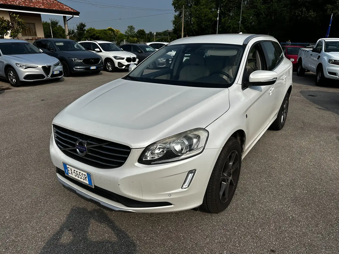 Volvo XC60 XC60 2.0 d4 Momentum 181cv geartronic EX565SR Bianco - 1
