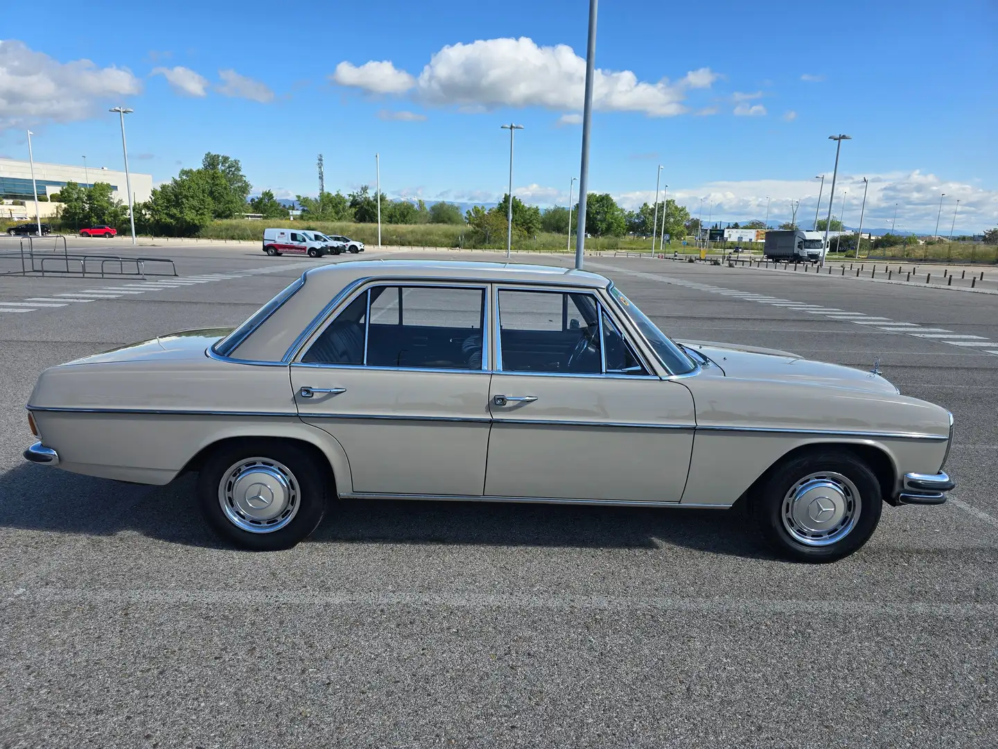 Mercedes-Benz 250 W114 Beige - 1