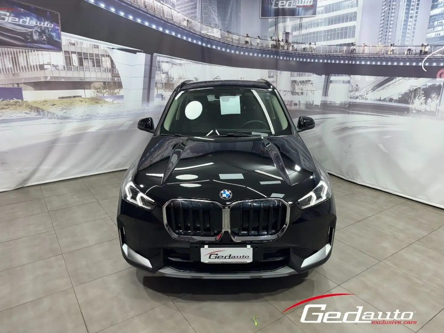 BMW X1 sDrive 18d AUT. xLine FULL-LED NAVI Zwart - 2