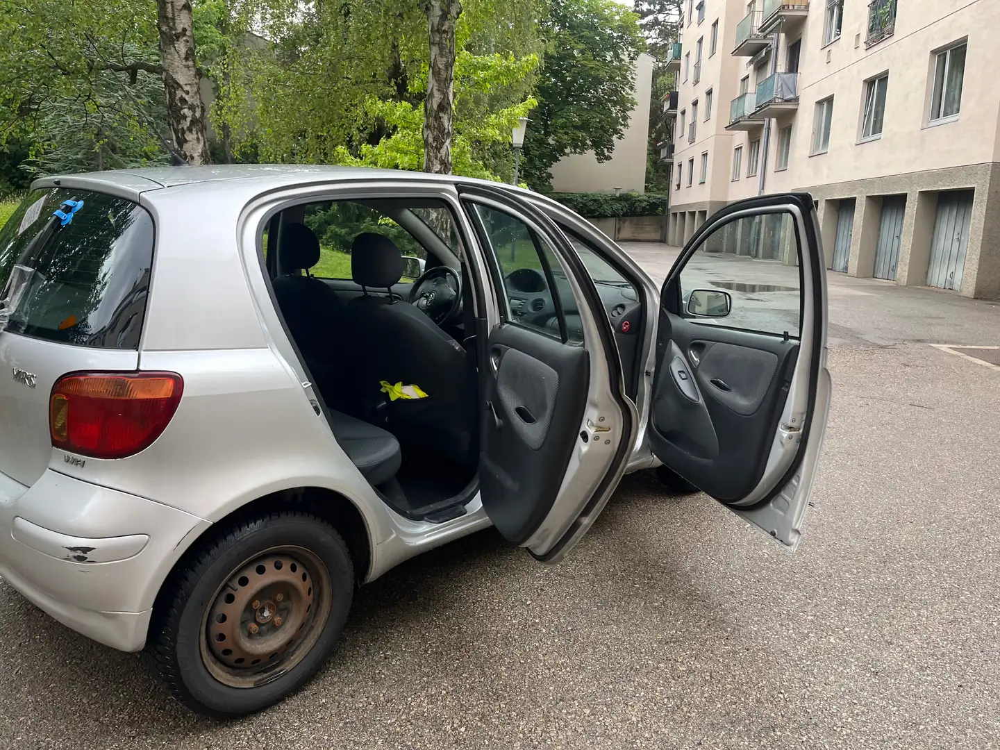 Toyota Yaris Yaris 1,0 VVT-i Linea Sol Linea Sol Silber - 2