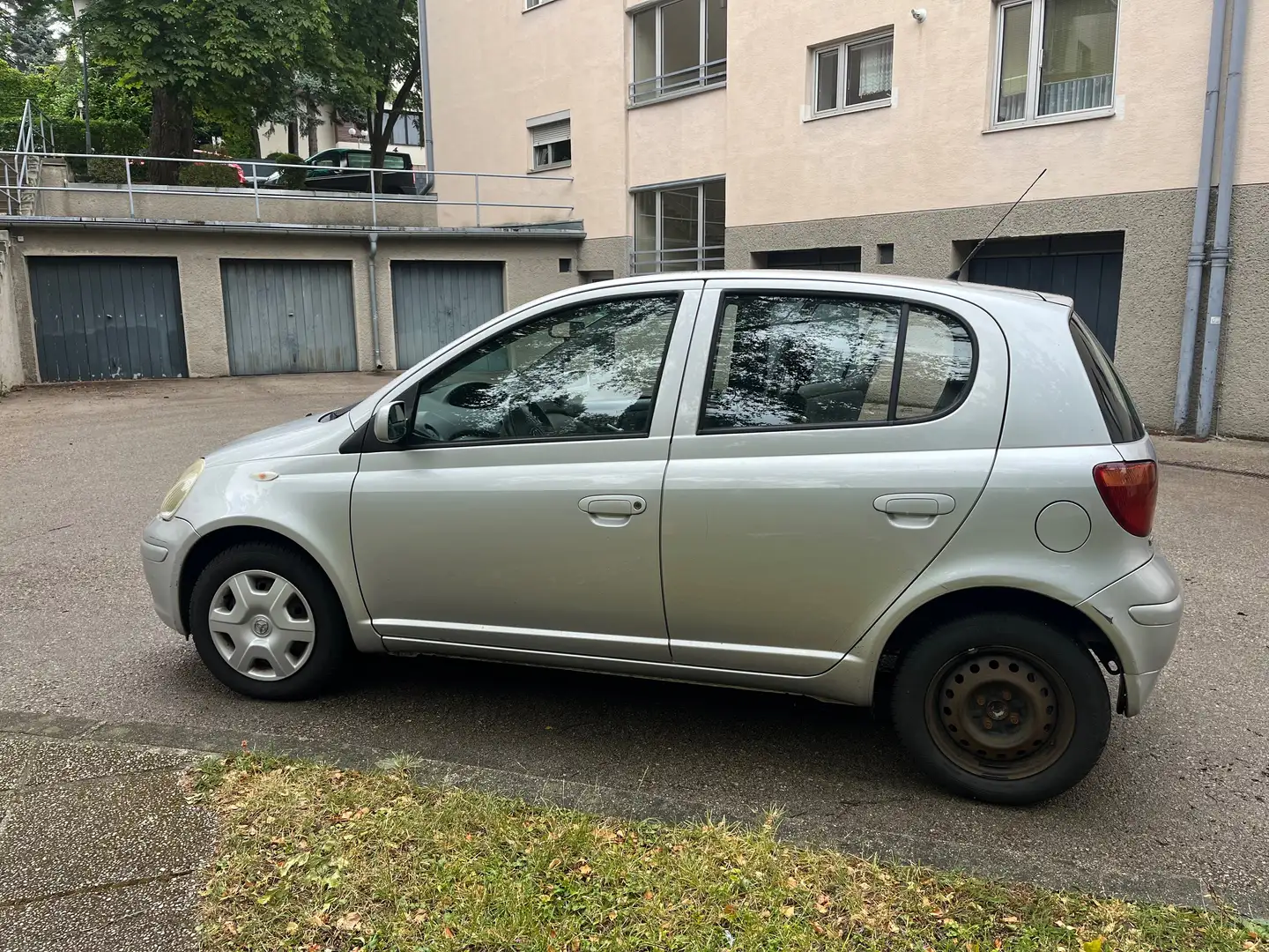 Toyota Yaris Yaris 1,0 VVT-i Linea Sol Linea Sol Silber - 1
