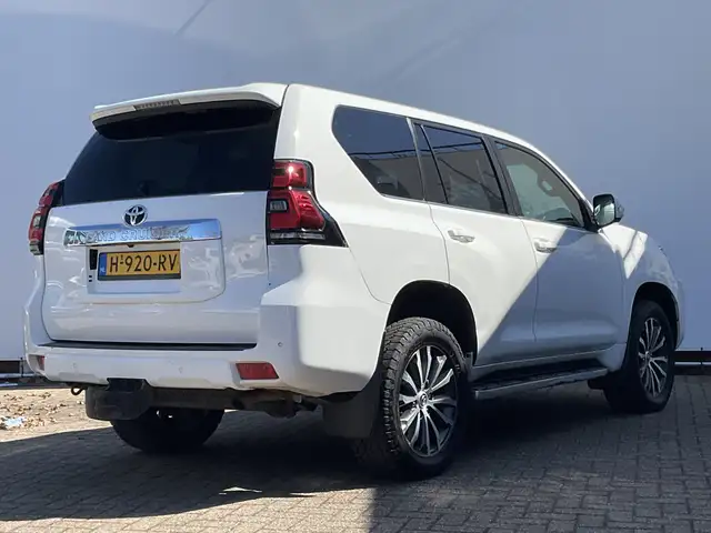 Toyota Land Cruiser view 14