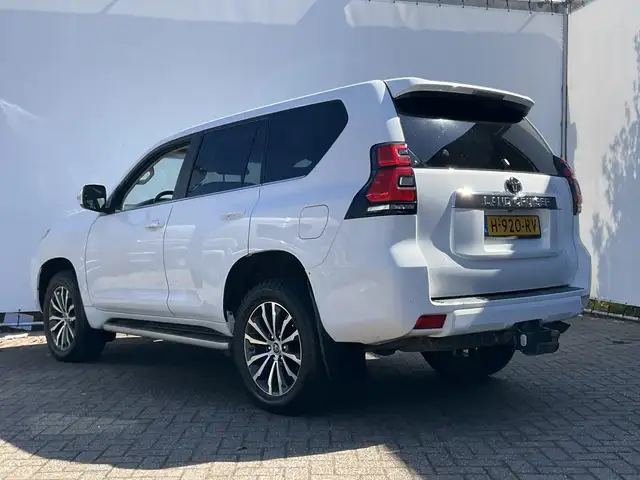 Toyota Land Cruiser view 2