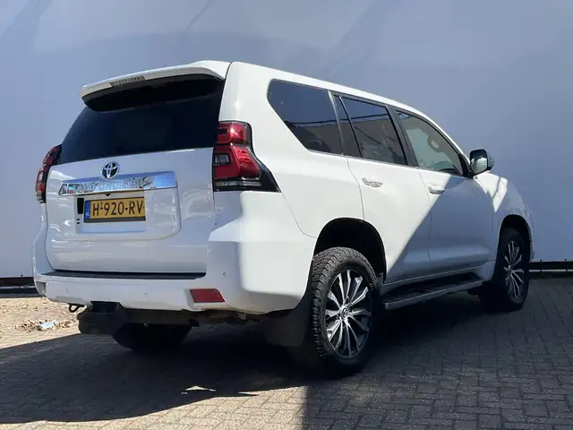 Toyota Land Cruiser view 10