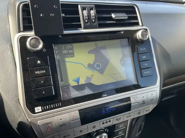 Toyota Land Cruiser view 5