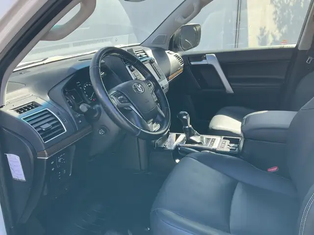 Toyota Land Cruiser view 7