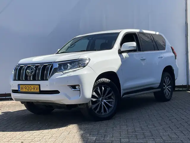 Toyota Land Cruiser view 9