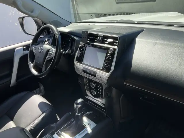 Toyota Land Cruiser view 3