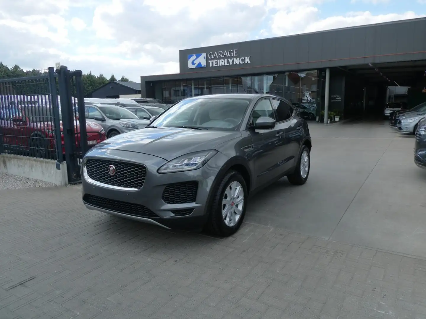 Jaguar E-Pace S 2.0 D 150pk Leder Camera Trekhaak (37105) Grijs - 1