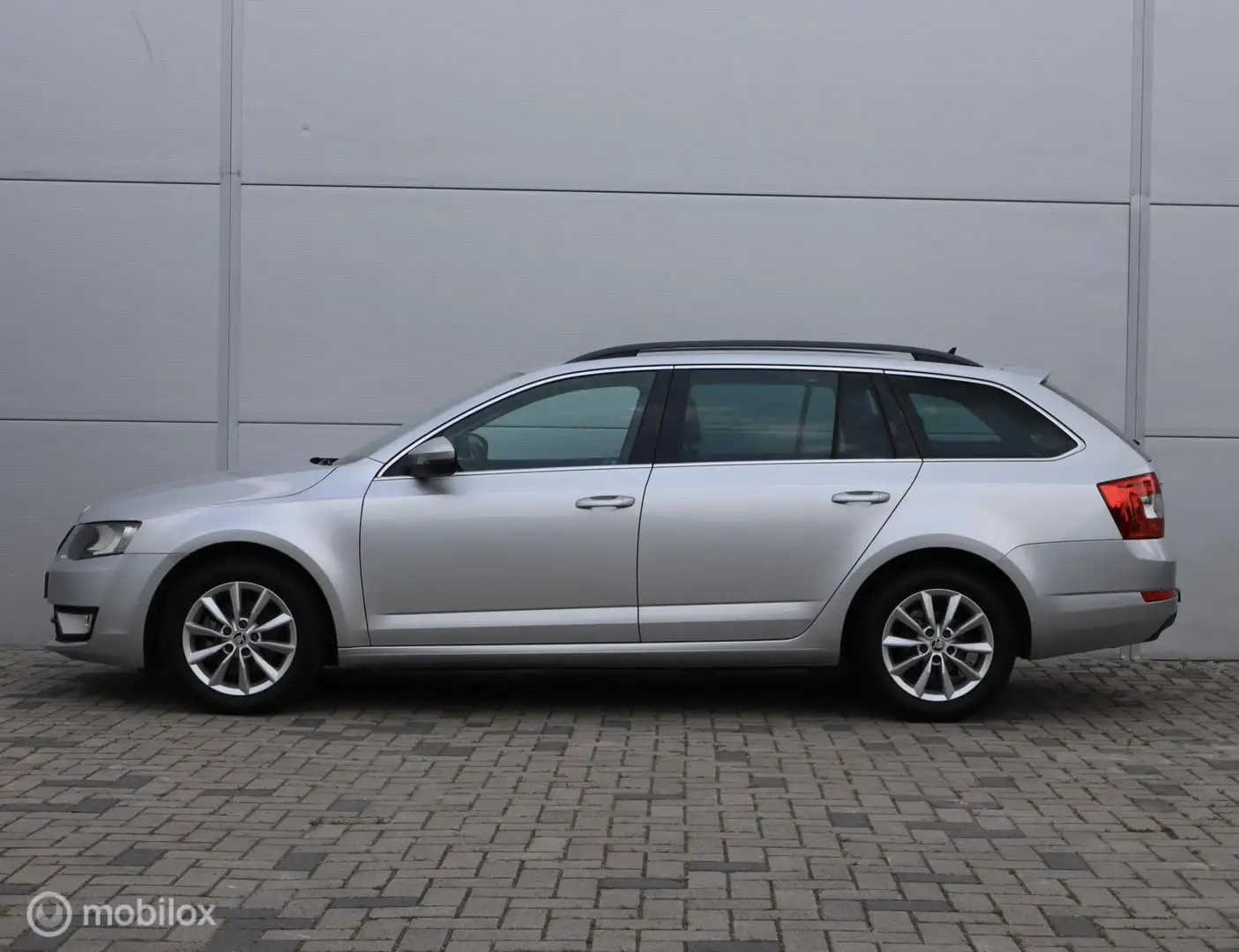 Skoda Octavia Combi 1.0 TSI Leer Navi Clima Trekhaak PDC Gris - 2