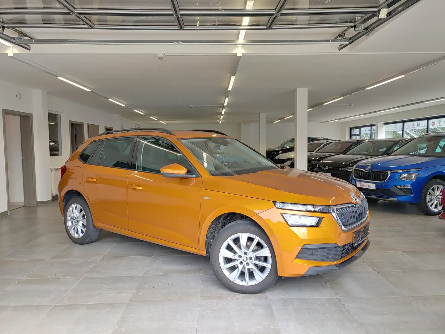Skoda Kamiq 1.5 TSI Tour Navi/AHK/LED/el.Heckkl./Kessy/Sunset Orange - 1