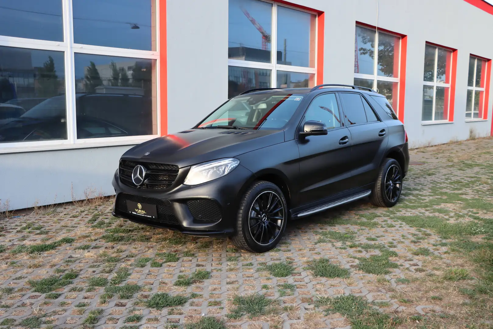 Mercedes-Benz GLE 350 d AMG-Line 4Matic | 360° Kamera | Anhängerkupplung | Night-Paket | Fahrassistenz-Paket Plus | LED | Distronic Plus | Grau - 2