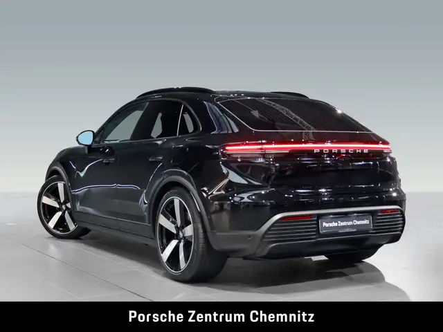 Porsche Macan view 3