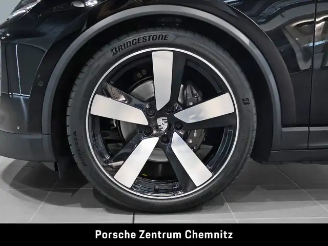 Porsche Macan view 6