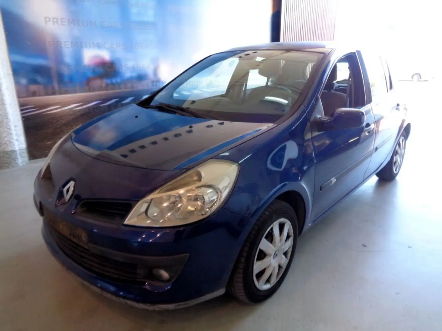 Renault Clio 1.6 Luxe Privilege Aut. Blauw - 1