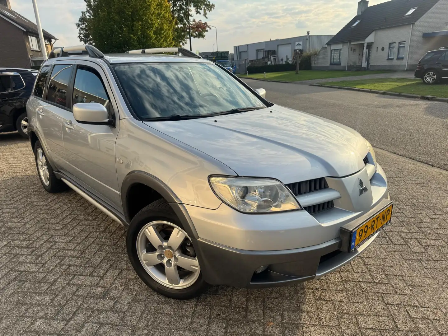 Mitsubishi Outlander 2.4 Sport 4WD Airco, Cruise, Nieuwe APK Gris - 2