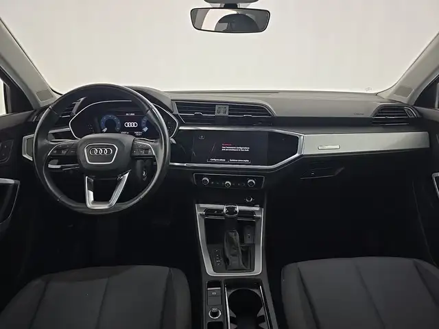 Audi Q3 view 11