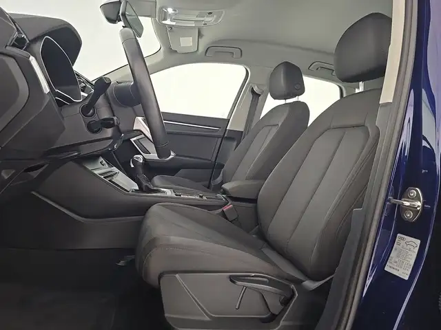 Audi Q3 view 9