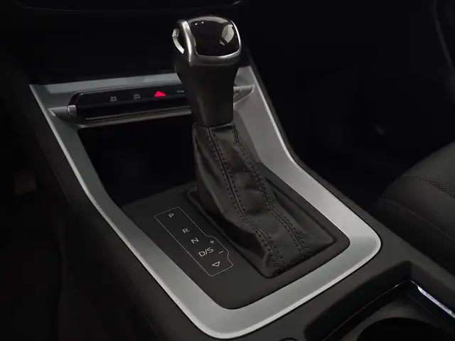 Audi Q3 view 12