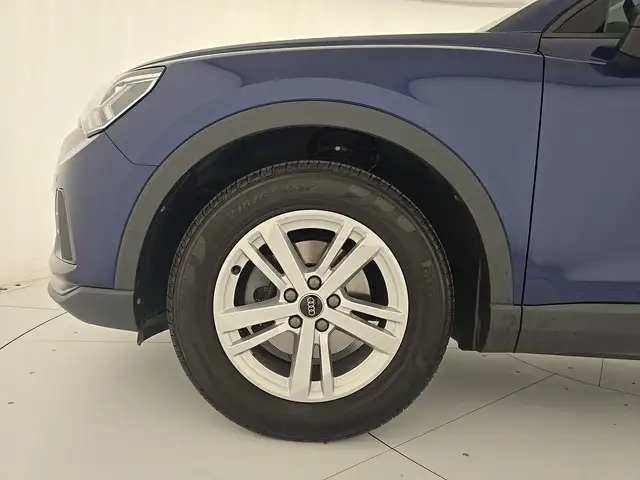 Audi Q3 view 8