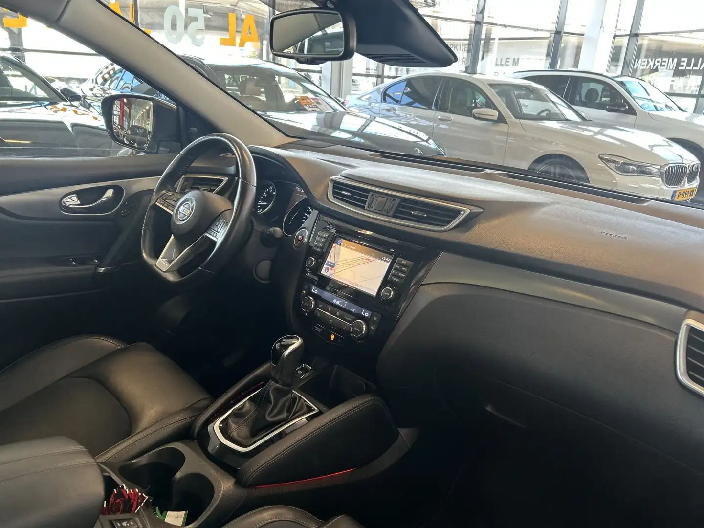 Nissan Qashqai 1.2 Tekna Automaat | Panoramadak | 360 Camera | Na Grijs - 2