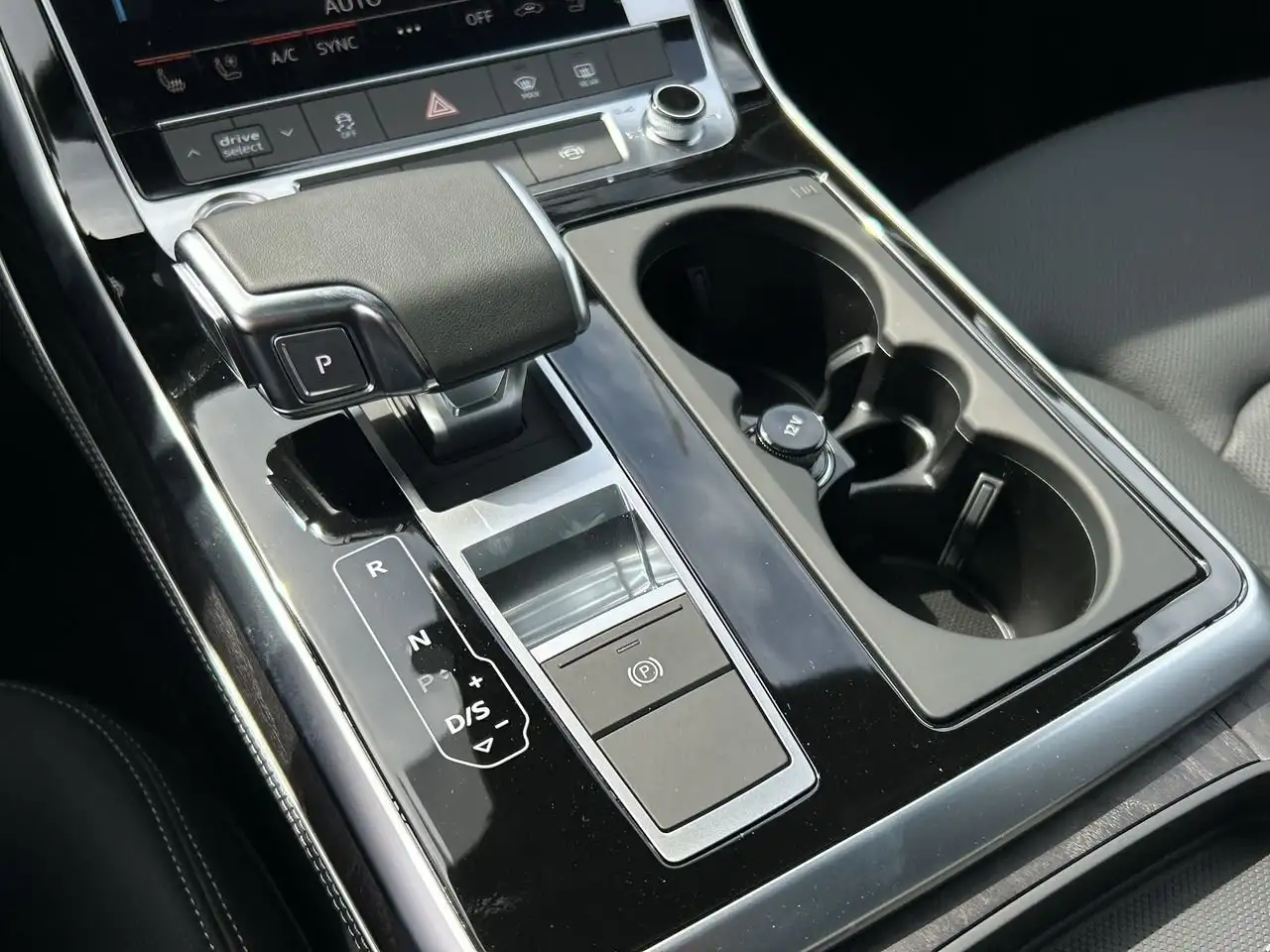 Audi Q8 снимка Audi Q8